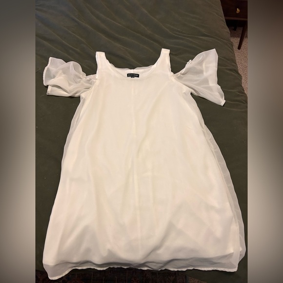 Dresses & Skirts - White flowy dress